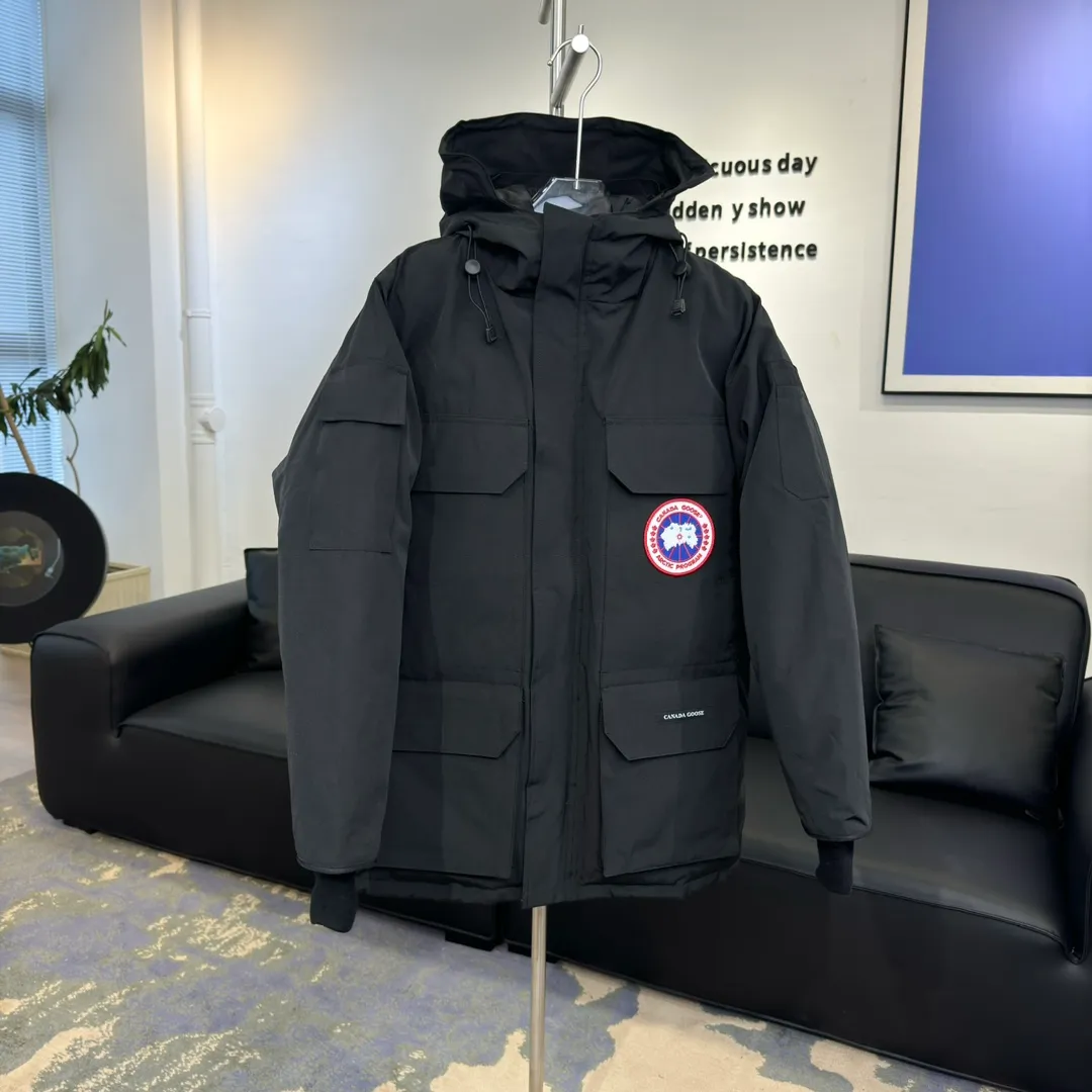 P800 🇨🇦Canada Goose "Canada Goose" 🇨🇦 Beichen White / 08 Expedition Parka 4660M Product color: black, off-white, red, sand pink, sky blue, graphite gray, Beichen white, navy, sky blue, gray camouflage gray black label Product size: XS, S, M, L, XL, XXL The Expedition was originally a parka designed for scientists at the McMurdo Research Station in Antarctica. Whether your next journey takes you into the frozen urban jungle or across uncharted ice fields, wear Canada Goose's Expedition Parka and get proven results year after year in Antarctica by the National Science Foundation's Center for Polar Research.  Material list: 1⃣ Uses Y-shaped Velcro imported from Taiwan (exclusive in the market) 2⃣ Uses 18-count polyester-cotton blended fabric imported from South Korea (authentic synchronized fabric) 3⃣ National standard 80% white duck down, (zp uses 80% white duck down/90% of all boasts are fake) 4⃣ Western Canadian coyote hair (non-market dyed fox hair filled with wolf hair) Material analysis characteristics: 1⃣ The original/polyester-cotton fabric has a high polyester fiber content, and the polyester-cotton fabric has high heat and light resistance and good stability. It has bright colors, high fiber strength, durability, light resistance, heat resistance, and straightness. 2⃣ As we all know, the original version uses 80% white duck down. The fill power refers to the cubic inches of volume occupied by each ounce (30 grams) of down under certain conditions. If one ounce of down occupies 500 cubic inches, the fill power of the down is 500. So we can simply understand it as: fill power is the volume of down, and the volume of down is fill power. The higher the fill power of down, it means that under the same filling amount, down can fix a larger volume of air layer to keep warm and insulate, so the warmth retention of down is better. 3⃣ Western Canadian coyote hair, "large range of selected neck hair" is soft and fluffy, each wolf hair is 60-63 long / 14-16 wide at the peak, this width + preferred parts. It is basically unmatched by the same industry